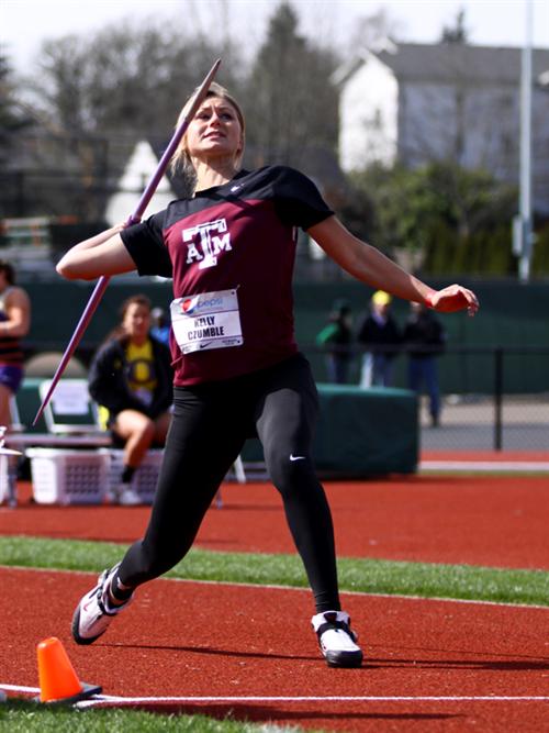  Kelly Czumble on the throws team